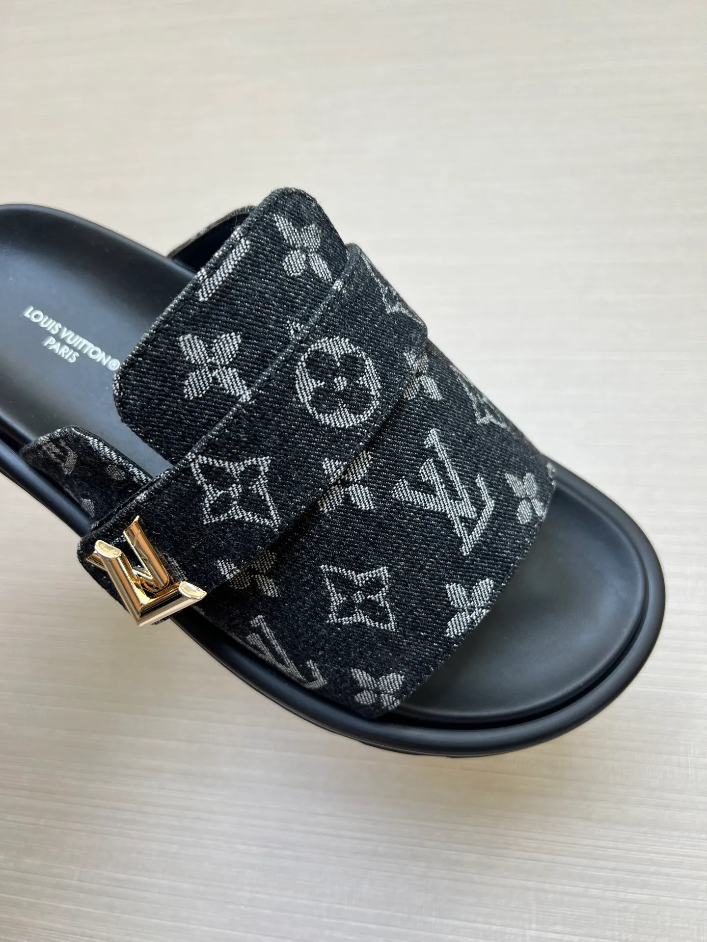 Factory price: 360💰【LOUIS VUITTON】Louis Vuitton, LV printing, men's and women's slippers are on the market, drawer box packaging with cloth bag, card, the upper pattern looks very soft and waxy, super versatile leg slimming artifact. Fabric: imported denim/canvas/old fabric, LV hardware LOGO, official website pattern printing, comfortable to wear, foot pads: high elastic men's shoes💰U water table. Sole: foam sole, heel height: about 5cm. Code number: 35-46, 35, 45, 46 are custom-made and non-returnable. Color: multiple colors and styles available.